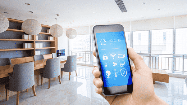 Un telefono che gestisce un ufficio tramite sistema domotico 